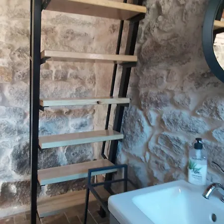 A Estrenar Construccion Tradicional En Pleno Corazon Da Ribera Sacra Apartman Celeiros
